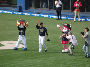 ヒーローインタビュー後声援に応える園部