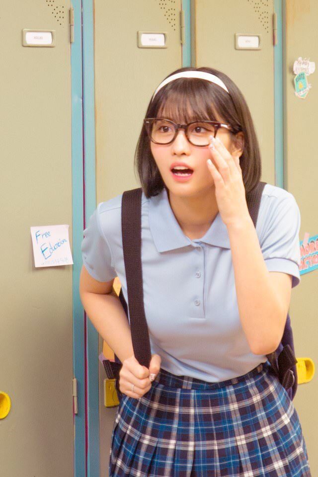 twiceの人気メンバーのモモちゃん 昔の陰キャ時代の写真がただの巨乳メガネっ子だと話題にw ああいえばforyou