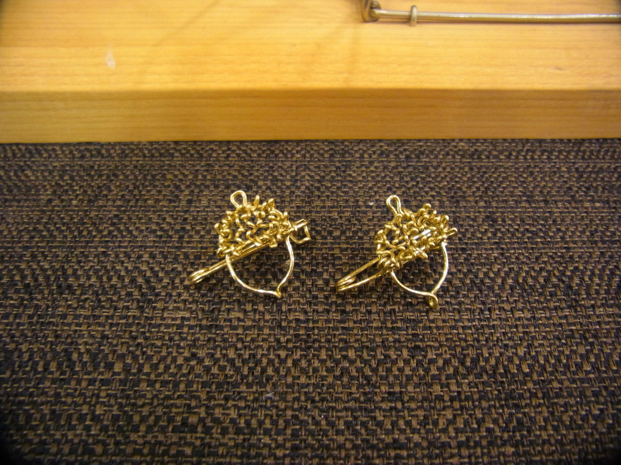 針金細工 ブローチ どんぐり(真鍮線)