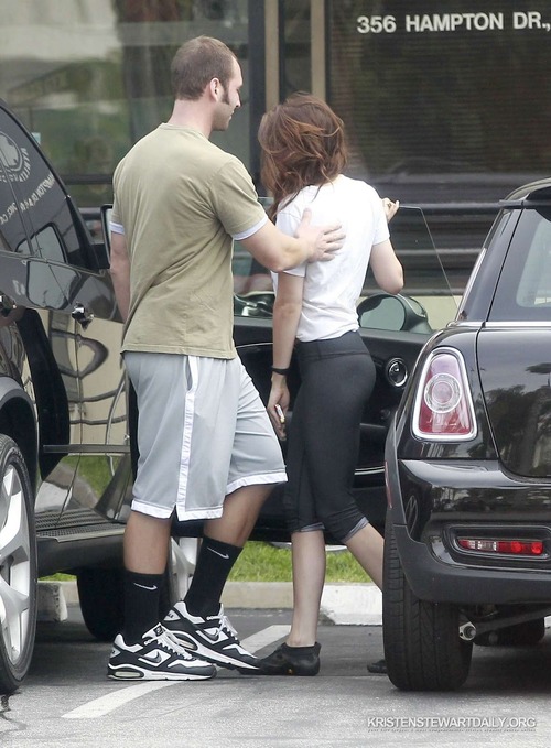 Kristen Stewart - Leaving The Gym In Los Angeles (2)