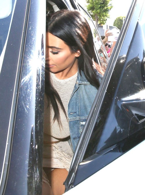 Kim Kardashian Visits DASH in West Hollywood  (5e)