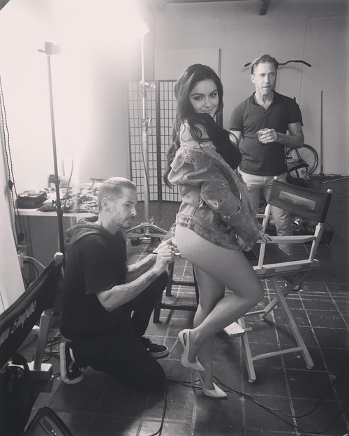  Ariel Winter - Getting her arse touched up ready for a photo shoot - 22/9/16 - Instagram