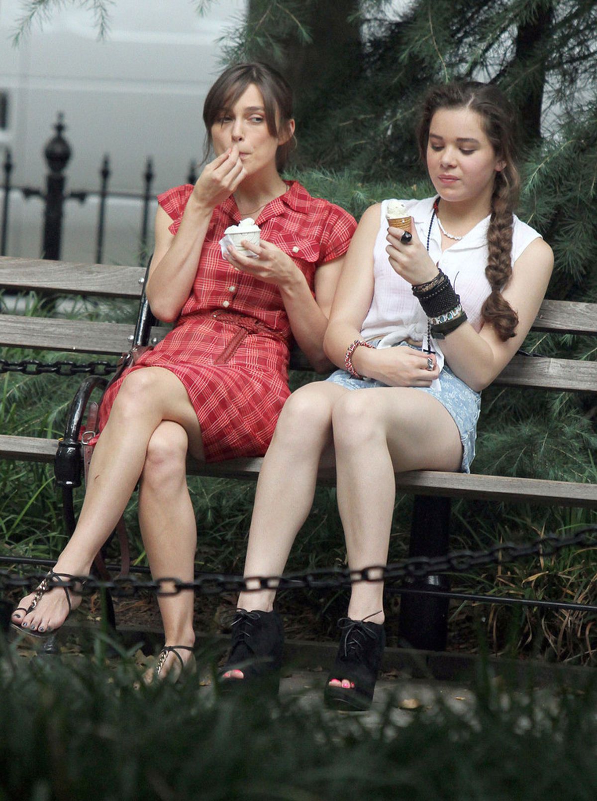 swank パンチラ 撮影の合い間にパンチラ？キーラ・ナイトレイの新作映画『Can a Song Save Your Life? 』ただいま快調に撮影中！ | xnews2  スキャンダラスな光景