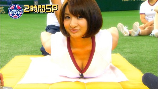 尾崎ナナの着衣で乳よせGIF動画