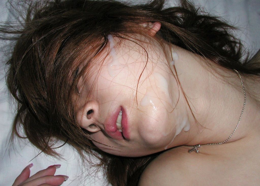 激しいセックスの後、顔射された乱れた女