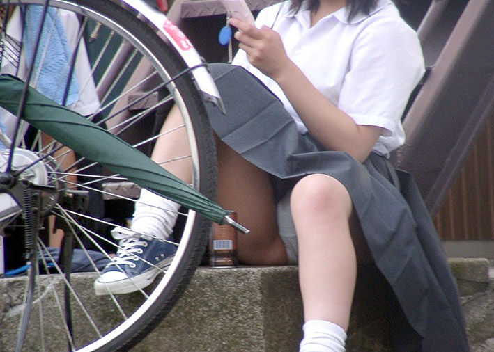 jkのパンチラ・パンモロ画像ください