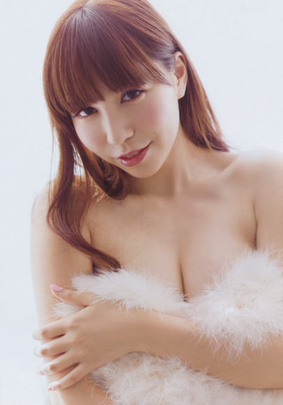 河西智美の肩見せグラビア画像