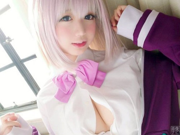 かわいい系の美少女コスプレイヤーがYシャツを開いて胸を見せる