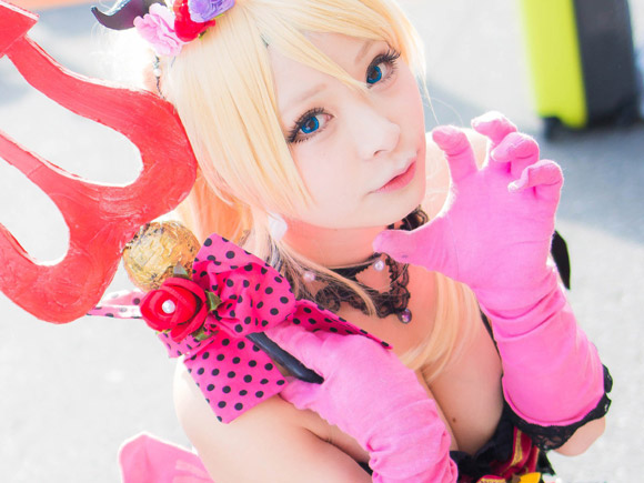 網タイツと金髪小悪魔コスの1日目で一番可愛かったコスプレイヤーの画像