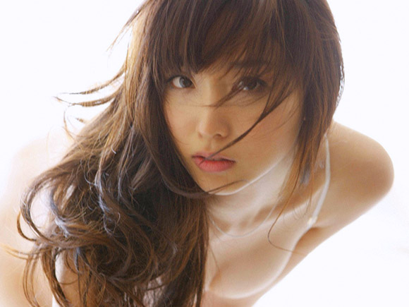 妖しい表情でこちらを見つめる吉木りさ