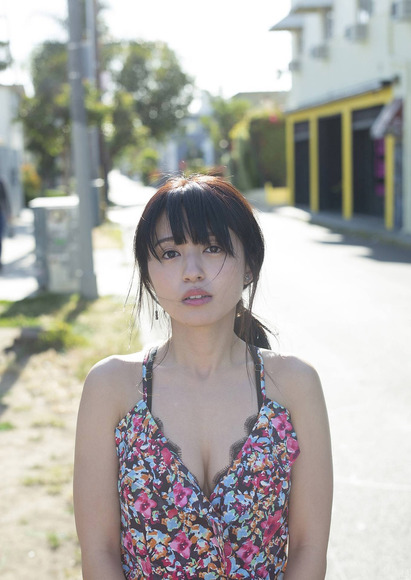180903逢田梨香子のグラビア画像003