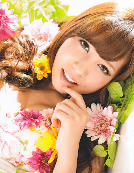 花に囲まれた河西智美のセクシーグラビア画像