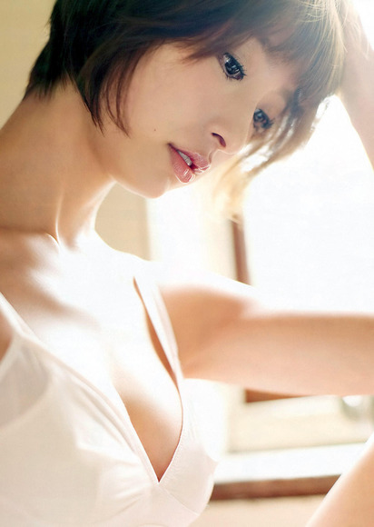 篠田麻里子のおっぱい画像030