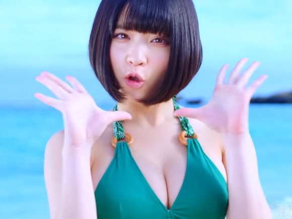 虹コンの人気メンバー根本凪の胸が揺れまくる新作水着PV