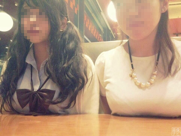 ファミレスで乳をテーブルに乗せる巨乳女子二人