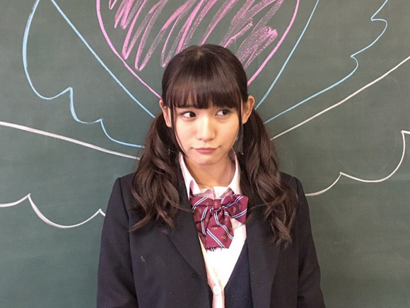 学校の黒板の前でおどける制服姿の浅川梨奈