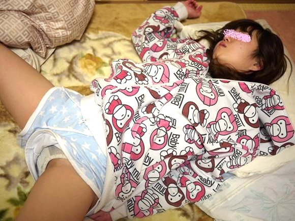 寝てる間に彼氏にイタズラされてうpされた女2人の画像