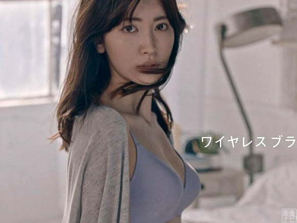 ユニクロの下着CMでランジェリー姿を披露したこじはること小嶋陽菜