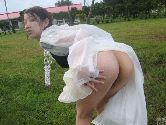 ノーパンで外出してる変態女子のエロ写真