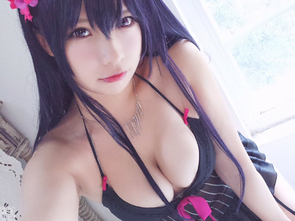 おっぱい露出しまくり!過激コスプレイヤーのエロ画像