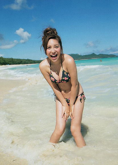 南国ビーチで笑顔の河西智美