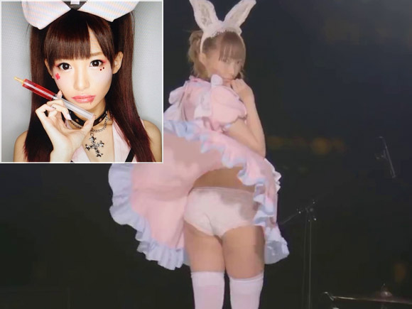 ロックンロールの爆音でファッションモデルにパンチラさせる動画が斬新