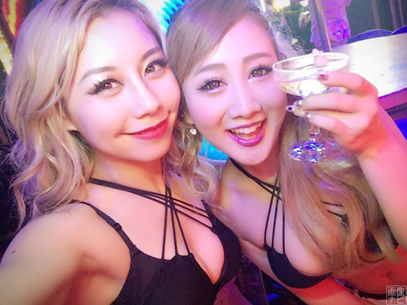 可愛くてエロい!バーレスクで踊る美人ダンサーの写真