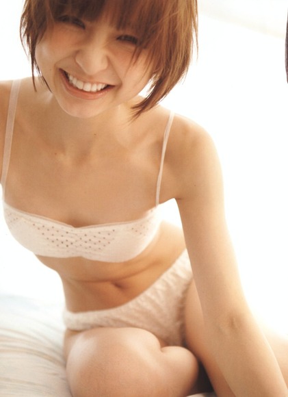 篠田麻里子のおっぱい画像020