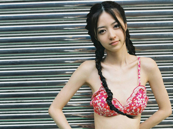 下着姿の逢沢りな