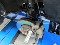 ボルトの遊びでキャンバー調整
