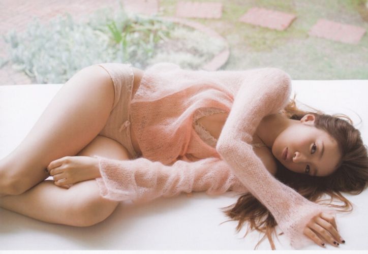 梅田彩佳の大人セクシーなグラビア写真