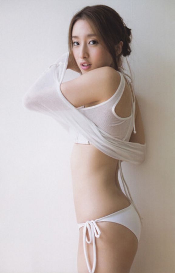 見返り美人な水着姿の梅田彩佳