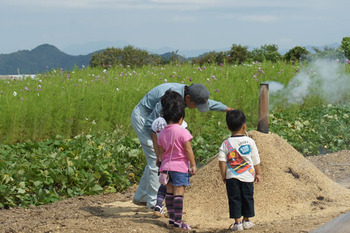 竜王町新村の焼いも風景 (4)