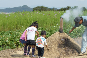 竜王町新村の焼いも風景 (1)