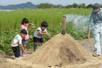 竜王町新村の焼いも風景 (2)