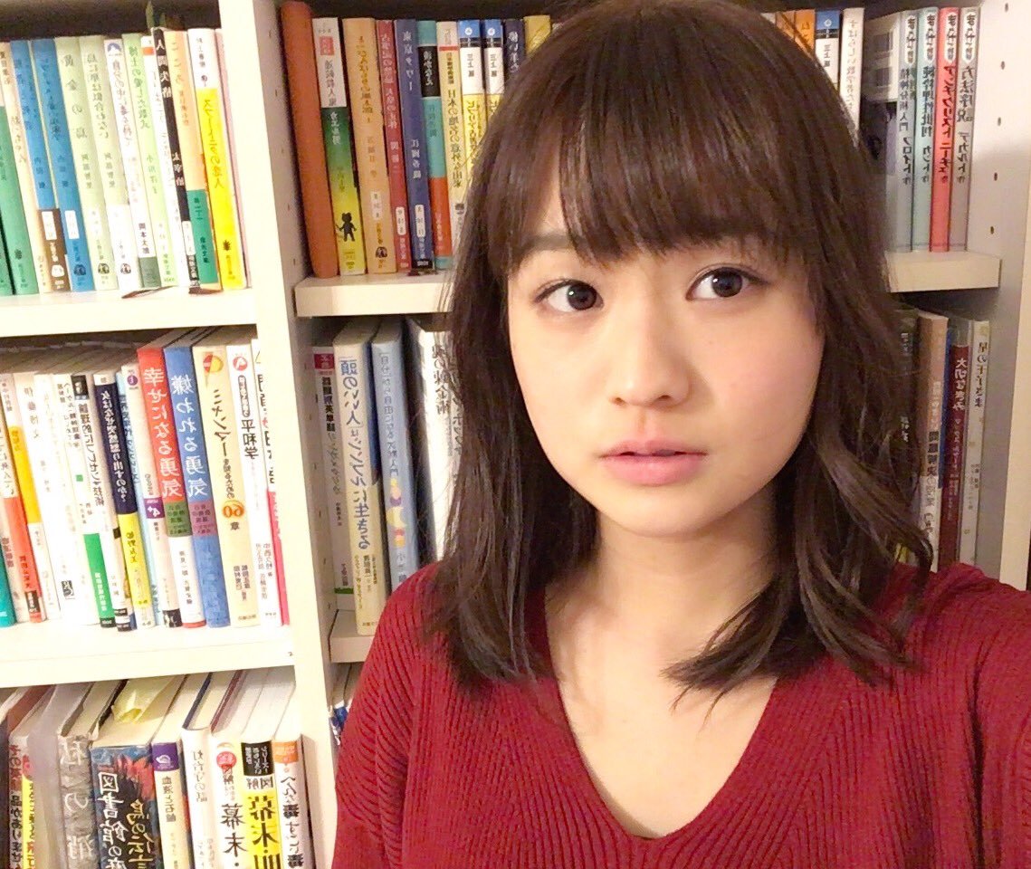 【画像＆動画】篠原梨菜さんの本棚にある本の量が凄い！