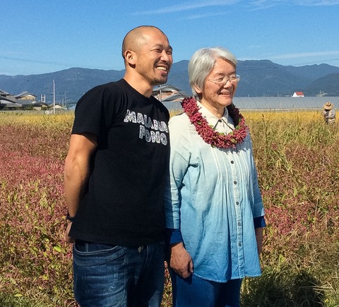 藍色工房の藍農園 大谷さんと母