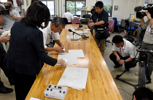 宮崎県「こいつが殺人ウイルスをばらまくマダニです!!」ポロッ「あっ」