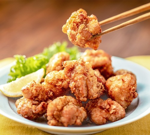 みんなが大好き鶏の唐揚げ。マヨネーズとソースかけて食う。旨い!