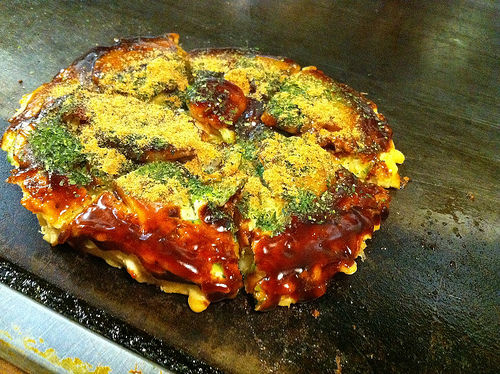 お好み焼きは「ピザ切り」か「格子切り」か?
