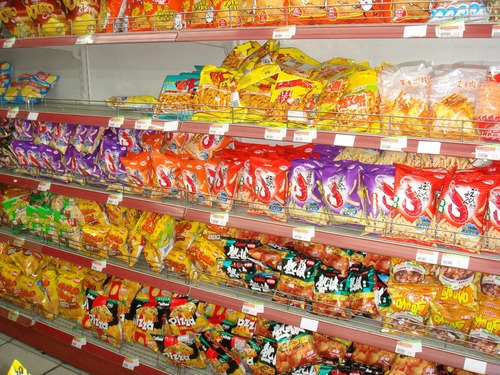 最近のコンビニのお菓子って包装だけデカくて立派だけど中身は食べ残しレベルの少量だよね もはや詐欺