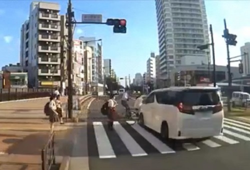 飲酒ひき逃げの吉澤ひとみ 目撃者が追いかけ車から降りるように促すも無視して逃走