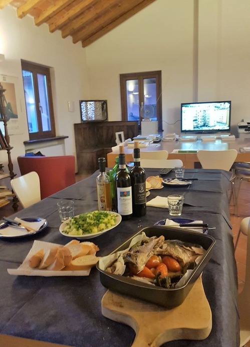 事務所で夕食2