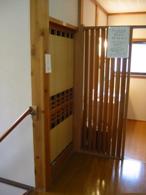 鍵のかからない部屋の前