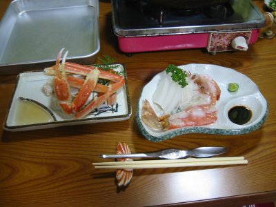 酢で食べるかにと、かにの刺身