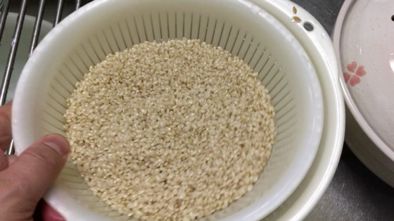 土鍋で玄米を炊く方法ーボウルにざるをセットしておくと水切りが簡単