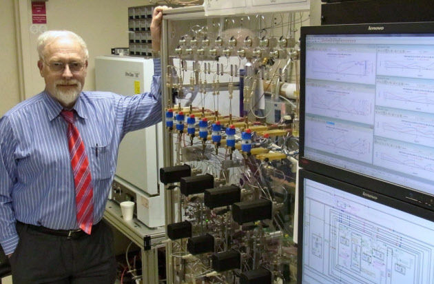 「リチウム空気電池」の開発に取り組むIBMアルマデン研究所のウィルケ博士(米カリフォルニア州)