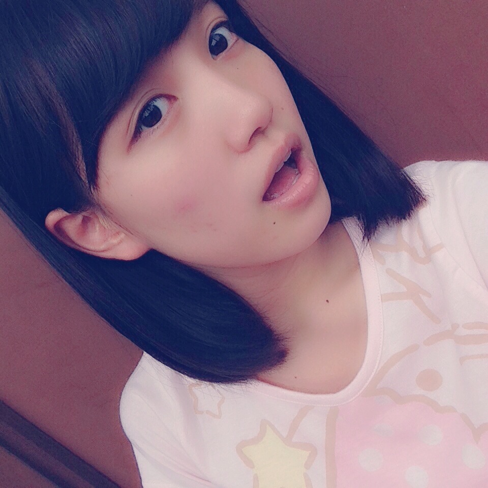 一氣將頭髮剪掉染黑的加藤玲奈。與現在開朗時尚的形像不同,那時給人一種清純的印象