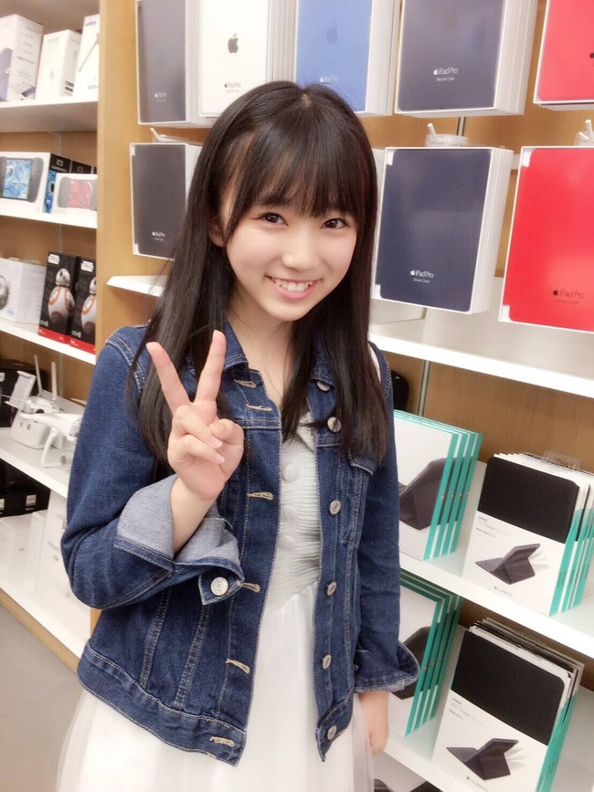 デニム姿もとてもお似合いの矢吹奈子