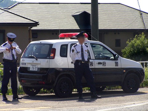 大阪府警警官とパトロールカーPA060693